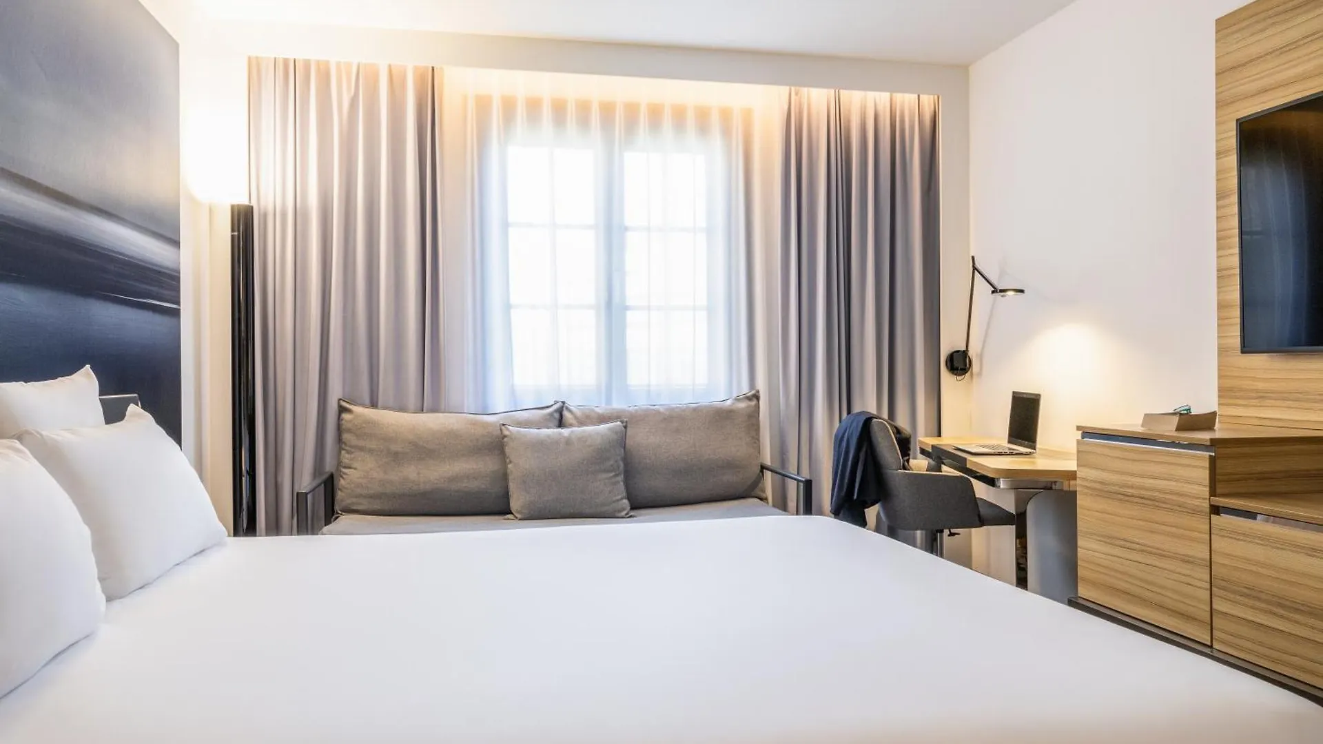 Hotel Novotel Brussels Off Grand Place 4*,